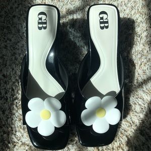 Gianni Bono Women’s Heels with Flower Decor Size 6.5M